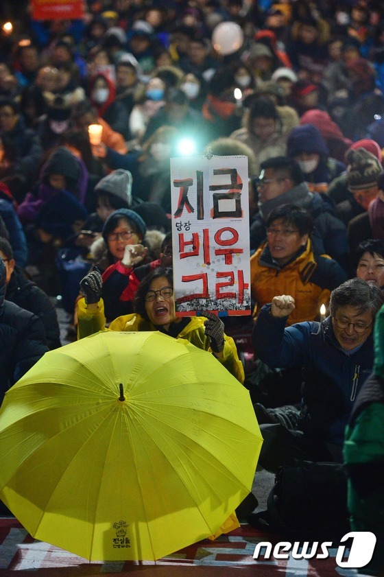 26일 밤 서울 종로구 정부서울청사 창성동 별관 인근에서 5차 촛불집회에 참여한 시민들이 행진 중 경찰차벽에 가로막히자 촛불을 들고 시위를 이어가고 있다. 2016.11.26/뉴스1 © News1 신웅수 기자