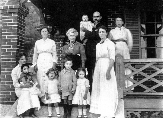 1915년 부산 선교사관 앞에서의 맥켄지 선교사 가족.