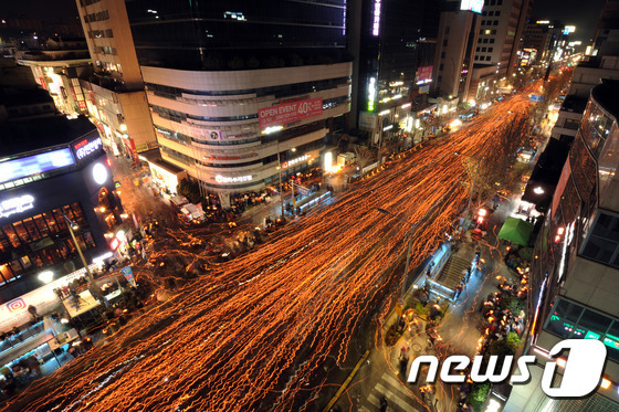 3일 오후 광주 동구 금남로 일원에서 열린 6차 촛불집회에서 초를 든 시민들이 박근혜 대통령 퇴진을 촉구하며 행진을 하고 있다. 2016.12.3/뉴스1 © News1 황희규 기자