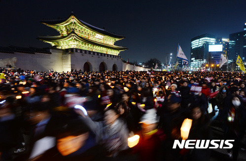 【서울=뉴시스】김진아 기자 = 3일 오후 서울 종로구 광화문 앞에서 열린 제6차 범국민행동 촛불집회에서 참가자들이 박근혜 대통령 하야를 요구하며 청와대 방면으로 행진하고 있다. 2016.12.03.    bluesoda@newsis.com