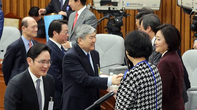 청문회 마치고 귀가하는 총수들