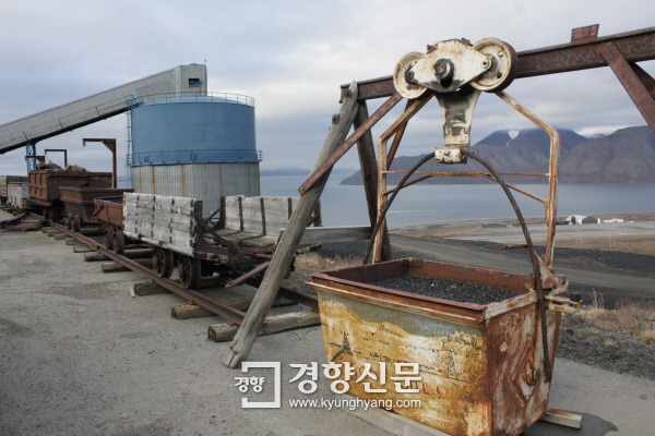 스발바르 국제종자저장소 근처에 위치한  노르웨이 광산회사 SNSK의 3호 탄광에 예전 석탄을 실어나르던 장비들이 놓여있다. 석탄경기가 쇠퇴하면서 탄광은 문을 닫았고 지금은 관광객 체험 장소로 쓰인다. |이인숙기자