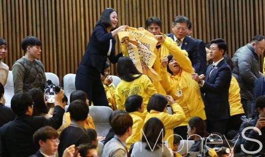 국회 탄핵소추안 가결을 방청석에서 지켜보던 세월호 유가족들 | 인스티즈
