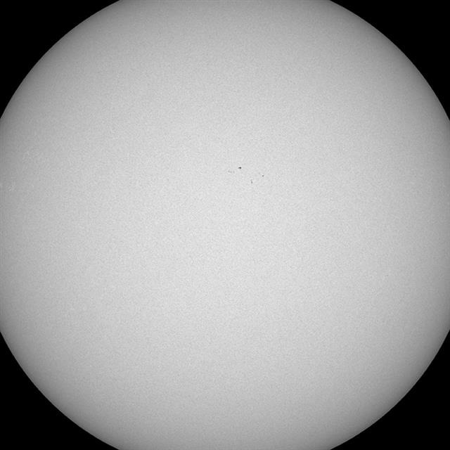 지난달 14~18일 SDO에 촬영된 태양의 모습. 거의 점 하나 보이지 않을 만큼 깨끗하다.출처:Solar Dynamics Observatory, NASA