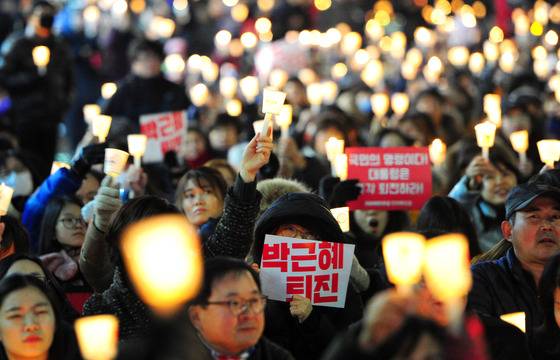 10일 전북 전주시 충경로 사거리에서 열린 제5차 도민 총궐기에 참석한 시민들이 촛불을 들며 구호를 외치고 있다./ 사진제공=뉴스1