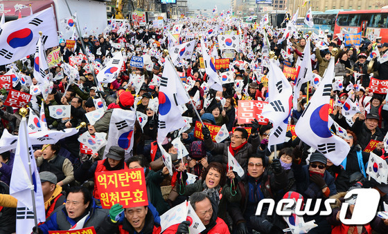 대통령탄핵 기각을 위한 국민운동본부을 비롯한 보수단체 회원들이 31일 오후 서울 중구 대한문앞에서 '2017 승리를 위한 송구영신 태극기'집회에 참석해 태극기를 흔들고 있다. 2016.12.31/뉴스1 © News1 최현규 기자