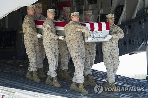 극단주의 테러단체 이슬람국가(IS) 격퇴전에 참가했다 전사한 미군의 유해가 지난 3월 델라웨어 주의 한 공군기지로 옮겨지는 모습 [AP=연합뉴스 자료사진]
