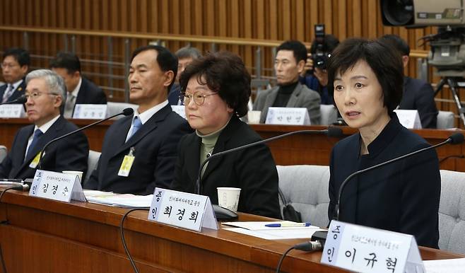 정유라씨의 대입 특혜 관련 의혹 증인으로 출석한 최경희 전 이화여대 총장(오른쪽)이 12월15일 국회에서 열린 ‘박근혜 정부의 최순실 등 민간인에 의한 국정농단 의혹사건 진상규명을 위한 국정조사특별위원회 4차 청문회’에서 의원들의 질의에 답하고 있다. 강창광 기자 chang@hani.co.kr