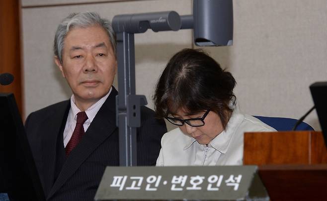 최순실씨가 지난 12월19일 오후 서울 서초구 서울중앙지법 형사대법정에서 열린 국정농단 사건 첫 재판에 입장해 시작을 기다리고 있다. 사진공동취재단