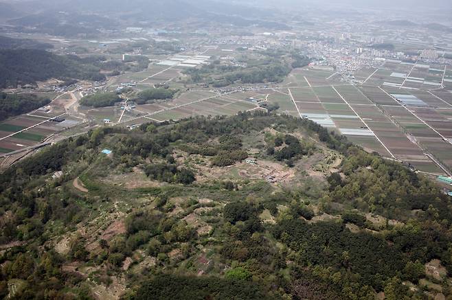 경남 함안 성산산성터 전경. 가야 신라시대 지방 통치 거점으로 90년대 이래 국립문화재연구소의 발굴조사가 17차까지 계속 이어져왔다. 국내 최대의 고대 목간(나무쪽 문서) 출토지로 유명하다.