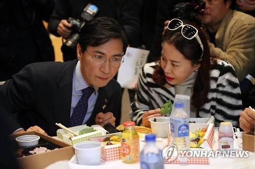 안희정과 함께 '훈밥'(훈훈한 밥상)      (대전=연합뉴스) 양영석 기자 = 민주당 대선 후보 경선 도전을 선언한 안희정 충남지사가 10일 대전에서 지지자들을 만나 함께 점심을 먹으며 얘기를 나누고 있다.     youngs@yna.co.kr