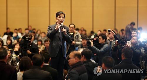 (대전=연합뉴스) 양영석 기자 = 민주당 대선 후보 경선 도전을 선언한 안희정 충남지사가 10일 대전에서 지지자들과 함께 식사를 하기에 앞서 인사말을 통해 대선 승리를 자신하며, 지지를 호소하고 있다. 2017.1.10 youngs@yna.co.kr