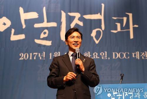 (대전=연합뉴스) 양영석 기자 = 민주당 대선 후보 경선 도전을 선언한 안희정 충남지사가 10일 대전에서 지지자들과 함께 식사하기에 앞서 인사말을 통해 지지를 호소하고 있다. 2017.1.10 youngs@yna.co.kr