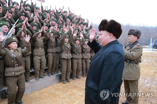 [평양 조선중앙통신=연합뉴스 자료사진] 김정은 북한 노동당 위원장이 조선인민군 제233군부대직속 군부대를 시찰했다고 19일 조선중앙통신이 보도했다. 2017.1.19   << 국내에서만 사용가능. 재배포 금지. For Use only in the Republic of Korea. No Redistribution >>      photo@yna.co.kr