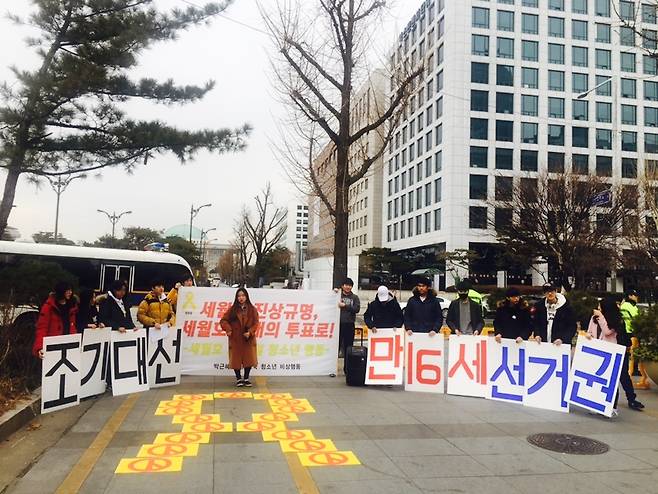 8일 열린 청소년 집회 모습. 최하람(가운데) 학생이 집회 사회를 보고 있다. [사진제공=박근혜하야 전국청소년비상행동]