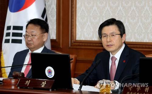 황 대행, 국무회의 발언      (서울=연합뉴스) 백승렬 기자 = 황교안 대통령 권한대행 국무총리가 24일 정부 서울-세종청사 간 영상국무회의에서 발언하고 있다.  srbaek@yna.co.kr