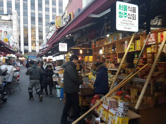 명절을 맞은 남대문시장의 식료품 상가에서 소비자들이 상품을 구매하는 모습. 이날 만난 남대문 시장 상인들은 “온라인 쇼핑의 성장이 전통시장에 영향을 미친다”고 속내를 털어놨다