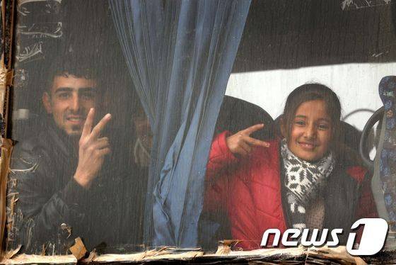 25일(현지시간) 난민 캠프에서 고향인 모술로 돌아가는 버스에 탑승한 실향민들. © AFP=뉴스1