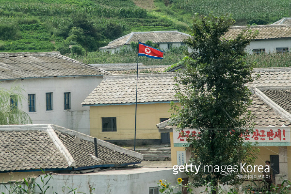 2015년 8월24일 평양의 한 주택가에 인공기가 걸려있다.Photo by Xiaolu Chu/Getty Images