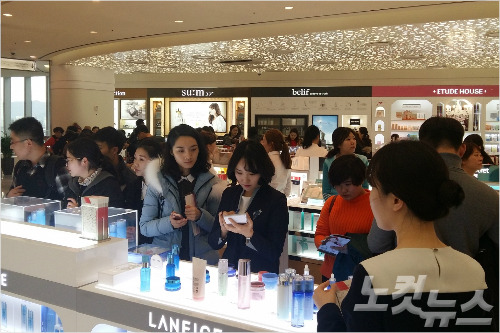 지난 5일 롯데면세점 월드타워점에서 중국인 관광객들이 한국화장품을 고르고 있다. 정재훈기자