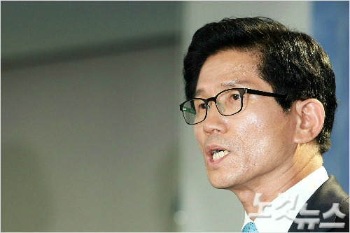 김문수 전 경기도지사는 6일 국회에서 기자회견을 열고 박 대통령의 탄핵은 기각돼야 한다고 주장했다. (사진=황진환 기자/자료사진)