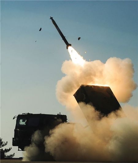 육군의 차기 다련장 로켓 ‘K-239’은 국내에서 개발했다. ‘천무’로 불리며 기존에 운용하던 ‘구룡’(K-136) 보다 사거리와 정확도가 상당히 개선되었다. [사진 한화]