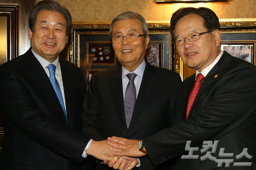15일 서울 영등포구 여의도의 한 호텔에서 정의화 전 국회의장과 김무성 바른정당 의원, 김종인 더불어민주당 전 비상대책위 대표가 조찬 회동을 가졌다. 회동에 앞서 손을 맞잡고 있다. (사진=윤창원 기자)