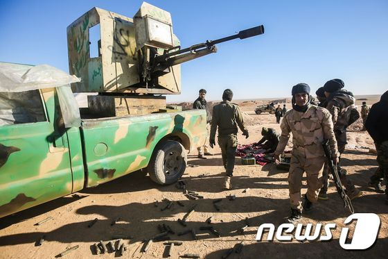 이라크군이 18일(현지시간) 모술 서부에서 탈환작전을 준비하고 있다. (자료사진) © AFP=뉴스1