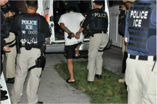 범죄혐의가 있는 불법 체류자를 검거하는 이민세관단속국. (사진=미 국토안보부 홈페이지/자료사진)