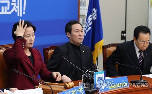 (서울=연합뉴스) 안정원 기자 = 더불어민주당 추미애 대표와 우상호 원내대표 등이 27일 오전 최고위원회의에 굳은 표정으로 참석하고 있다.      이날 이석준 국무조정실장은 황교안 대통령권한대행 국무총리가 특검기간을 연장하지 않기로 했다고  전화 통보했다.  jeong@yna.co.kr