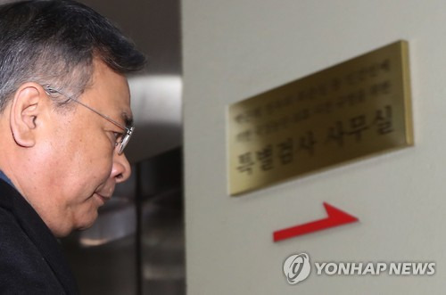 박영수 특별검사가 특검팀의 수사 기간 종료 시한을 하루 앞둔 27일 오전 서울 강남구 대치동 사무실로 출근하고 있다.