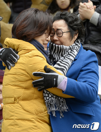 1일 서울 일본대사관 앞에서 열린 일본군 '위안부' 문제해결을 위한 정기 수요시위에서 심상정 정의당 대표이 이용수 할머니를 포옹하고 있다. 2017.3.1/뉴스1 © News1 안은나 기자