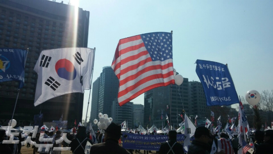 4일 오후 박근혜 대통령 탄핵에 반대하는 친박단체의 집회가 열린 서울시청 광장에서 참가자들이 태극기와 성조기를 들고 있다. (사진=이진욱 기자)
