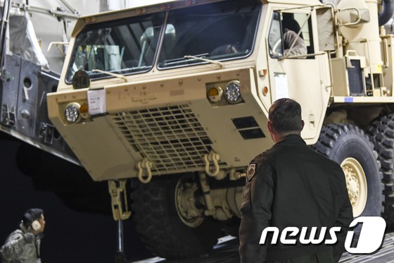 한미 양국은 7일 주한미군 사드(THAAD·고고도미사일방어) 체계의 일부가 한국에 도착했다고 밝혔다. 6일 밤 미군 수송기로 오산공군기지에 도착한 사드 장비. (주한미군 제공) 2017.3.7/뉴스1