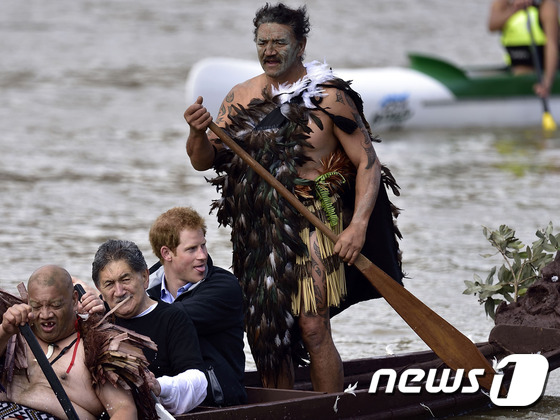 뉴질랜드 황거누이강을 가로지르는 마오리 부족 차림의 사람들. © AFP=뉴스1