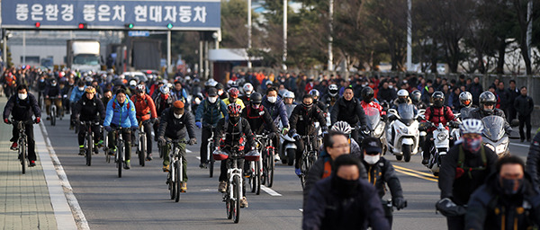 ⓒ연합뉴스 1월11일 근무를 마친 울산 현대자동차 노동자들이 오토바이와 자전거를 타고 회사 정문을 나와 퇴근하고 있다.