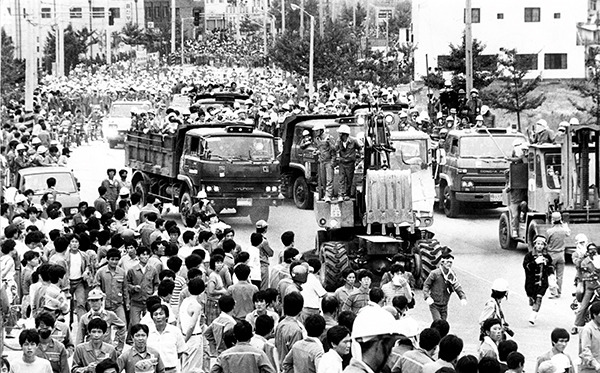 ⓒ민주화운동기념사업회 1987년 파업 중인 울산 현대중공업 노동자들이 중장비를 동원하여 사용자 측과 맞서고 있다.