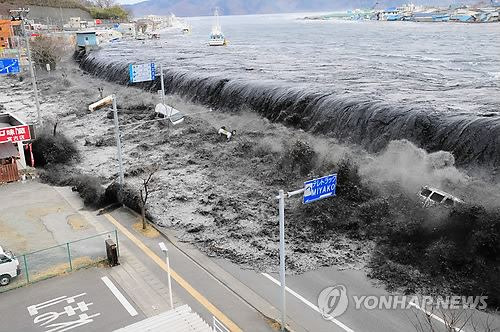 2011년 3월 11일 동일본 대지진 당시 밀어닥친 쓰나미가 미야코시 헤이가와만의 방파제 위로 무섭게 밀려들고 있는 모습. AP 연합뉴스