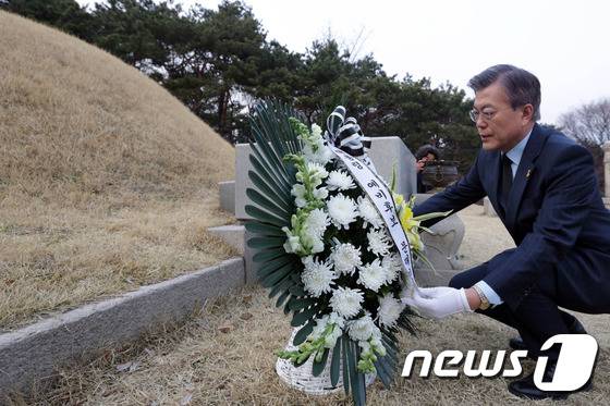 문재인 대통령이 더불어민주당 대선 경선주자로 나섰을 당시인 지난 3월25일 오후 서울 용산구 효창공원 내 백범 김구 선생 묘역에 헌화하고 있다.(당시 문재인 캠프 제공) 2017.3.25/뉴스1