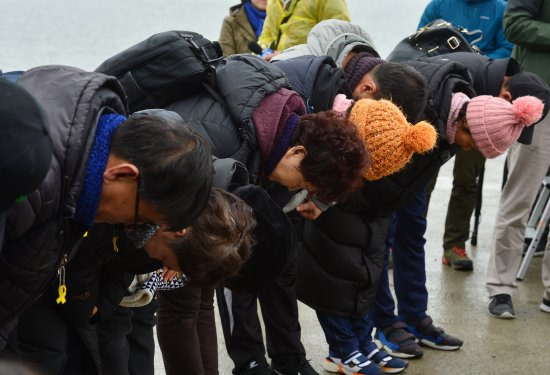 세월호 미수습자 가족들이 25일 전남 진도군 임회면 팽목항에서 기자회견을 열고 국민과 인양 관계자, 그리고 같은 고통을 겪는 희생자 유족들에게 인사하고 있다. 뉴시스