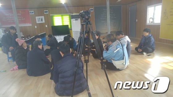 미수습 가족들이 28일 팽목항에서 윤학배 해수부 차관과 얘기를 나누고 있다. © News1