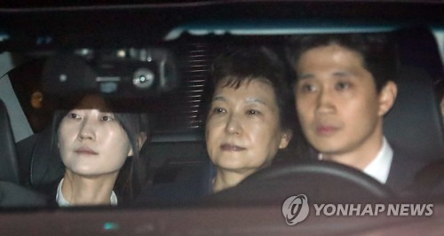 (서울=연합뉴스) 이상학 기자 = 뇌물수수 등 혐의로 구속영장이 발부된 박근혜 전 대통령이 31일 오전 서울구치소에 수감되기 위해 검찰차량을 타고 서초동 서울중앙지검을 나서고 있다. 강부영 서울중앙지법 영장 전담 판사는 증거 인멸 등의 우려가 있다는 검찰 측 주장을 받아들여 구속영장을 발부했다. 2017.3.31      leesh@yna.co.kr