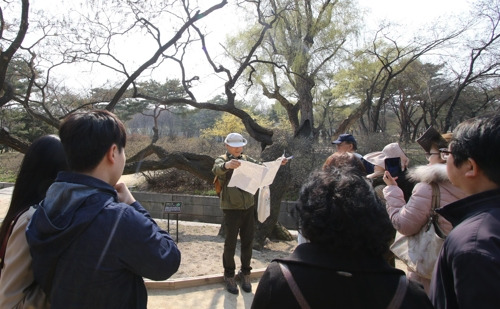 (서울=연합뉴스) 박상현 기자 = 창경궁 숲 해설사가 나무에 대해 설명하고 있다.