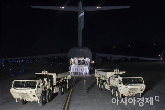 고고도미사일방어체계(THAAD·사드) 관련 장비가 오산미군기지를 통해 반입되고 있다.
