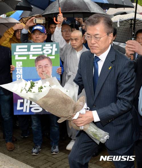 【대구=뉴시스】박영태 기자 = 문재인 더불어민주당 대선후보가 5.9대통령선거 공식선거운동 첫 날인 17일 오전 대구 달서구 두류동에 위치한 2.28민주의거 기념탑에 헌화하고 있다. 2017.04.17.  since1999@newsis.com