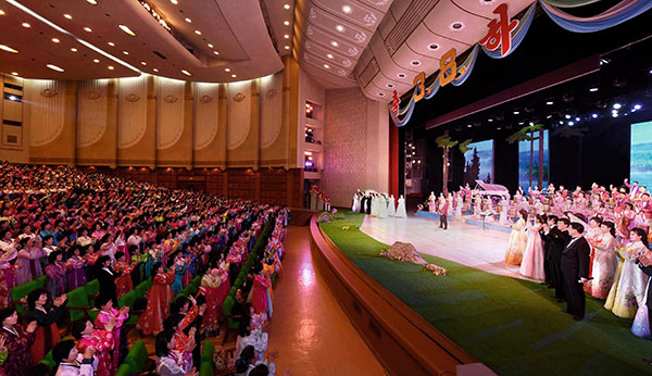 ⓒ평양 조선중앙통신 3월8일 북한 동평양대극장에서 세계여성의 날(국제부녀절) 107주년 기념식이 열리고 있다. 만수대예술단 삼지연악단의 공연 모습.