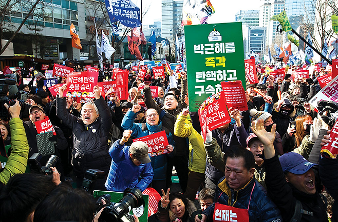 헌법재판소가 박근혜 대통령 탄핵을 인용한 3월10일 헌법재판소 인근에 모인 시민들이 환호하고 있다. © 시사저널 최준필