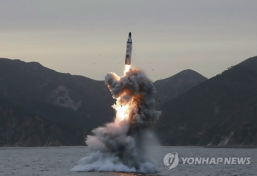 사진은 북한의 잠수함발사탄도미사일(SLBM) '북극성'이 발사되는 모습으로 촬영날짜는 미상.