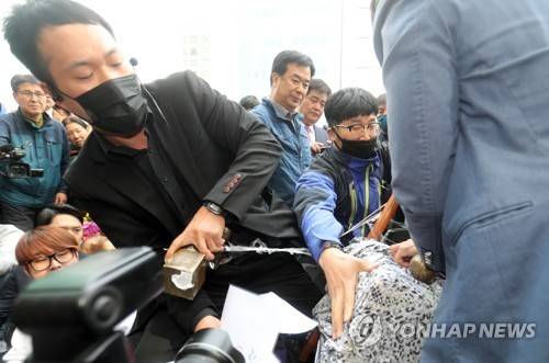 일본영사관 소녀상옆 박정희·이승만 흉상 세우려다 무산 | 인스티즈