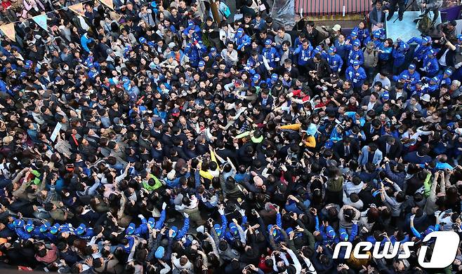 문재인 더불어민주당 대선 후보가 22일 부산 서면 젊음의 거리에서 열린 집중유세에 입장하며 시민들과 인사하고 있다. 2017.4.22/뉴스1 &copy; News1 허경 기자